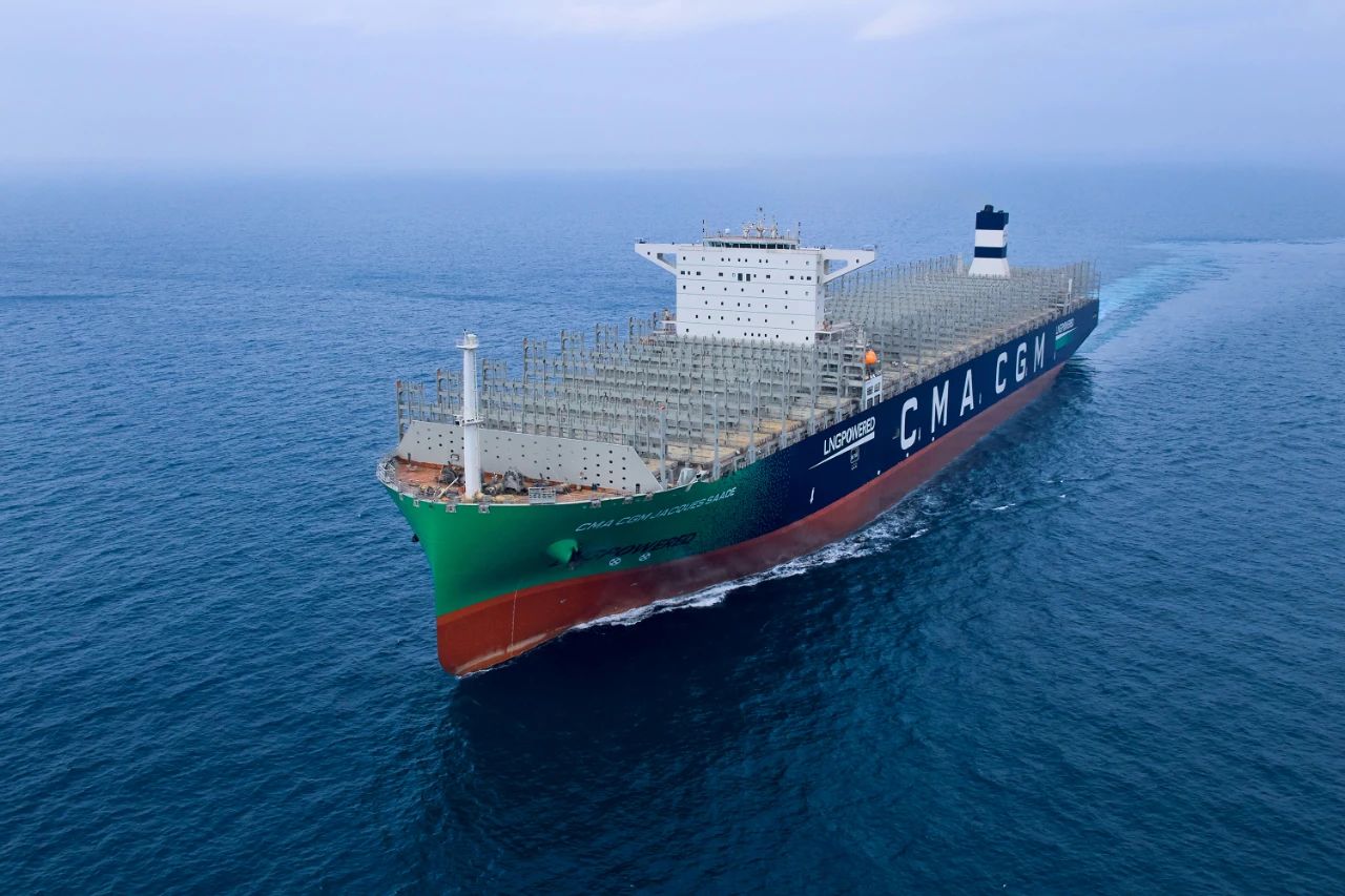 The world's first LNG dual-fuel powered ultra-large container ship (23,000TEU)